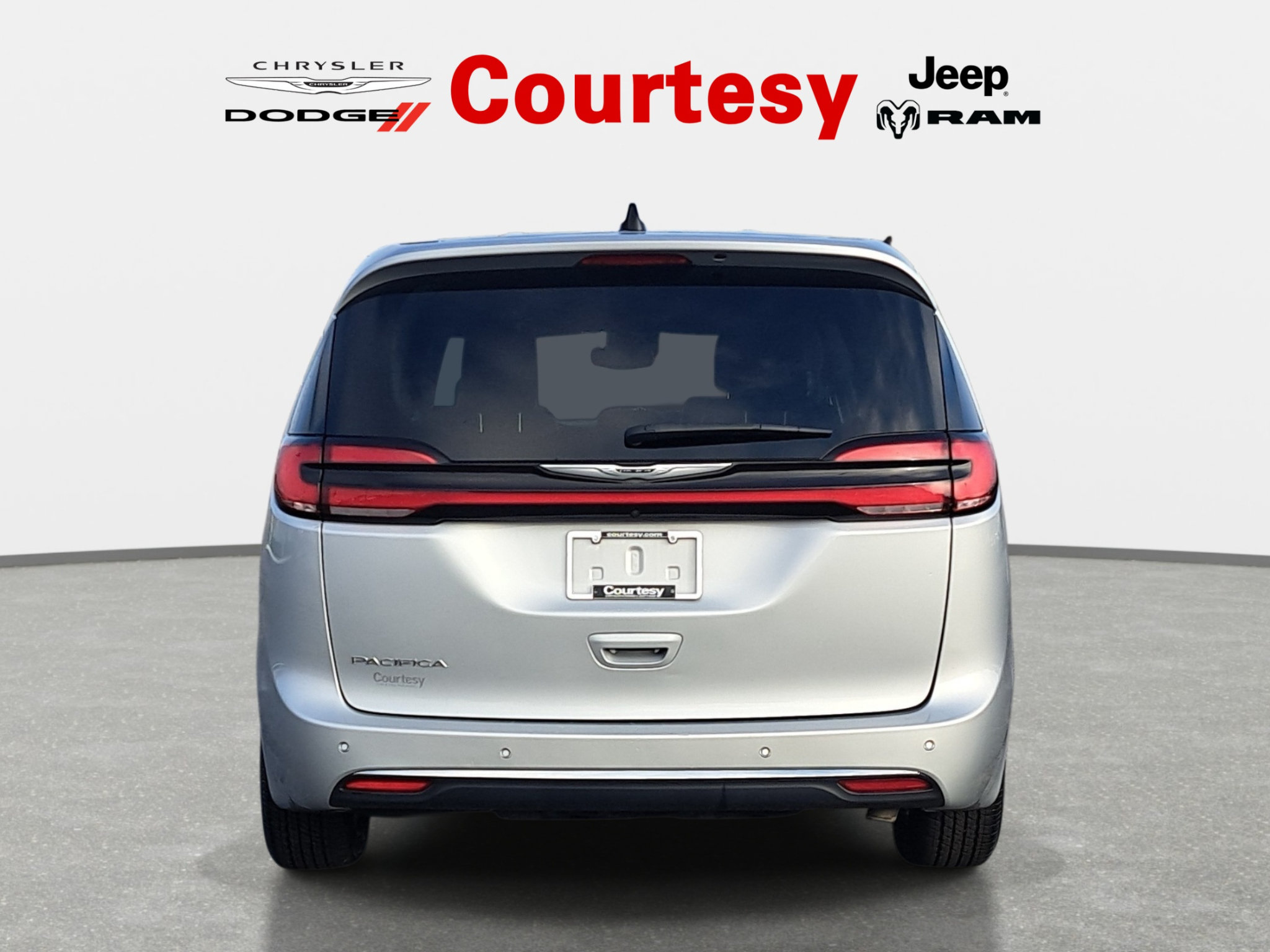 Used 2024 Chrysler Pacifica Touring-L FWD image 5
