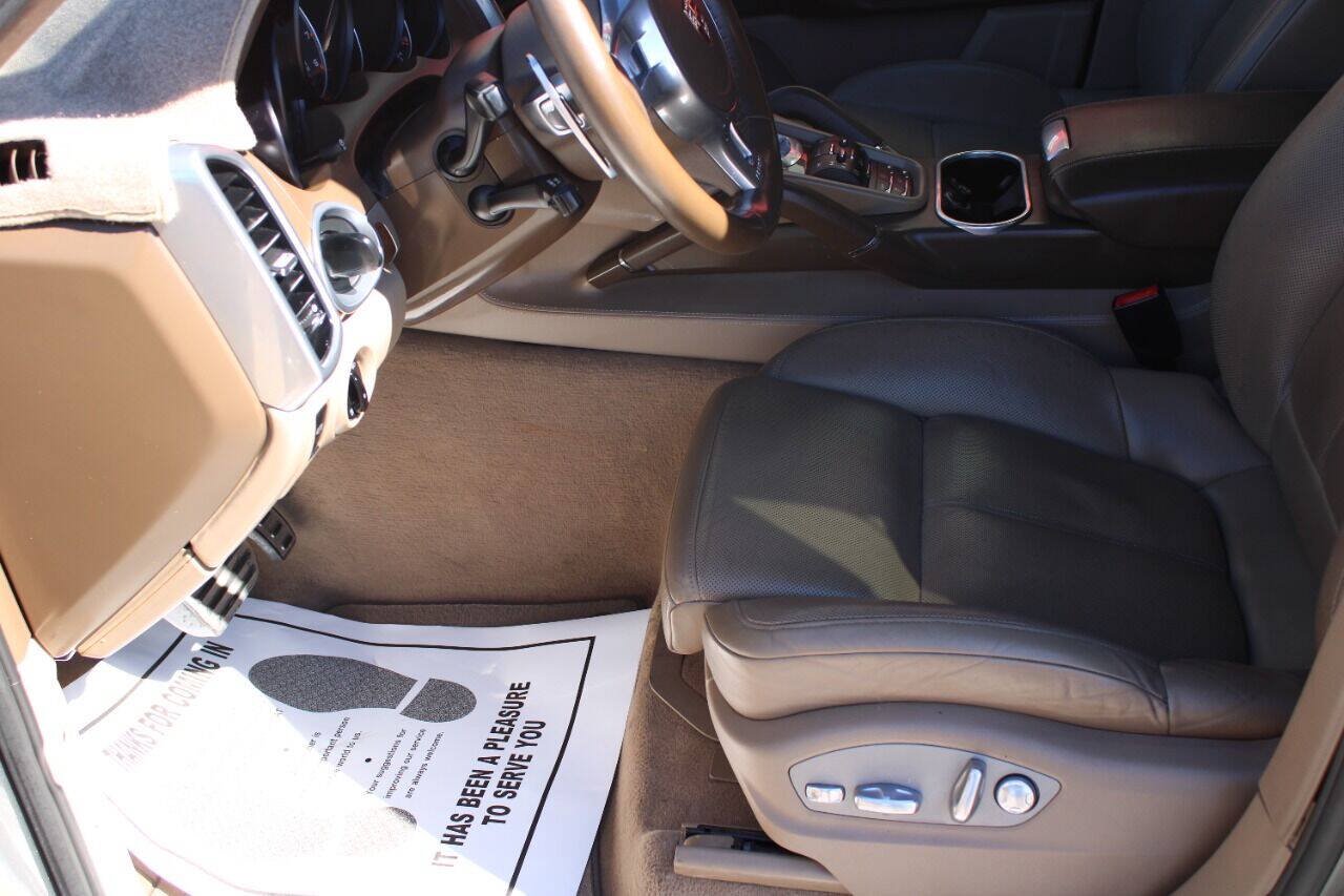 Used 2011 Porsche Cayenne Turbo AWD/4WD image 10