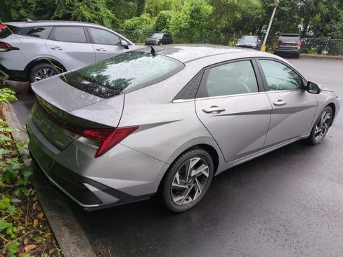 Used 2024 Hyundai Elantra Limited FWD image 5