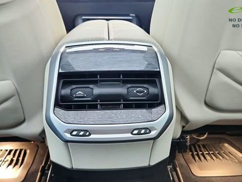 Used 2023 BMW i7 xDrive60 AWD/4WD image 42