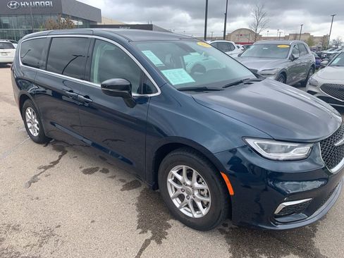 Used 2024 Chrysler Pacifica Touring-L FWD image 7
