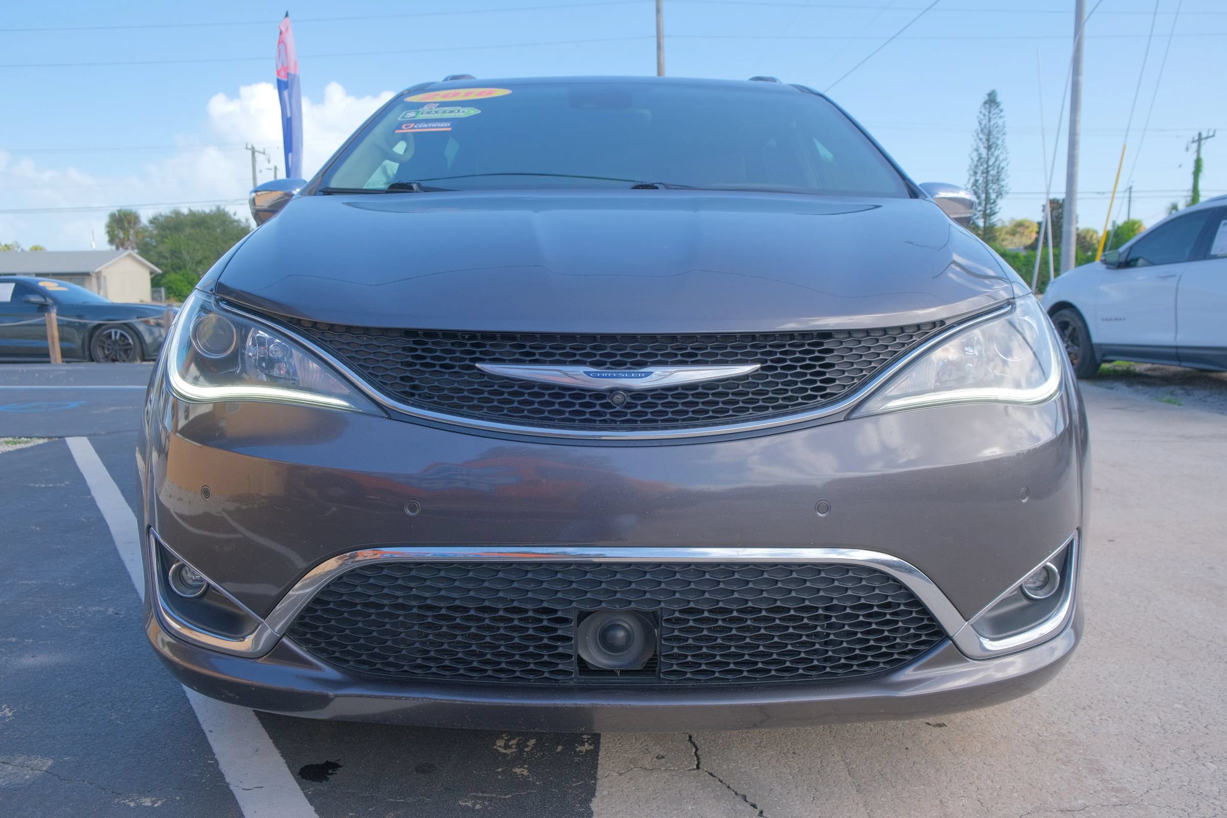 Used 2018 Chrysler Pacifica Limited w/ Tire & Wheel Group FWD image 2