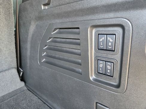 Used 2025 Chevrolet Traverse RS image 34