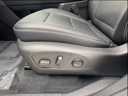 Used 2026 Chevrolet Traverse LT FWD image 19