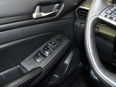Used 2024 Nissan Altima 2.5 SV FWD image 33
