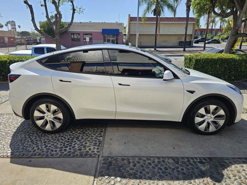 Used 2023 Tesla Model Y AWD image 4
