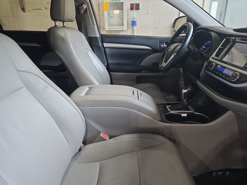 Used 2015 Toyota Highlander XLE FWD image 10