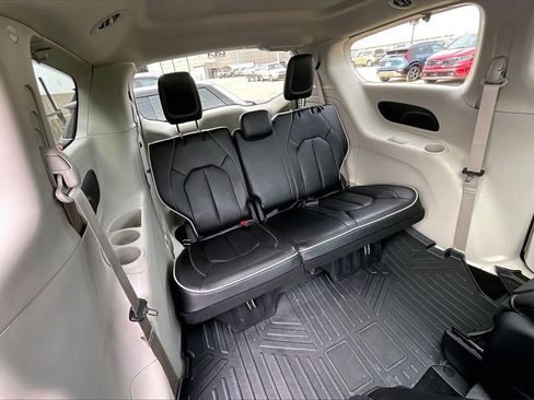 Used 2023 Chrysler Pacifica Limited image 28
