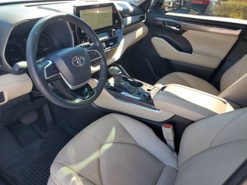 Used 2023 Toyota Highlander Limited image 26