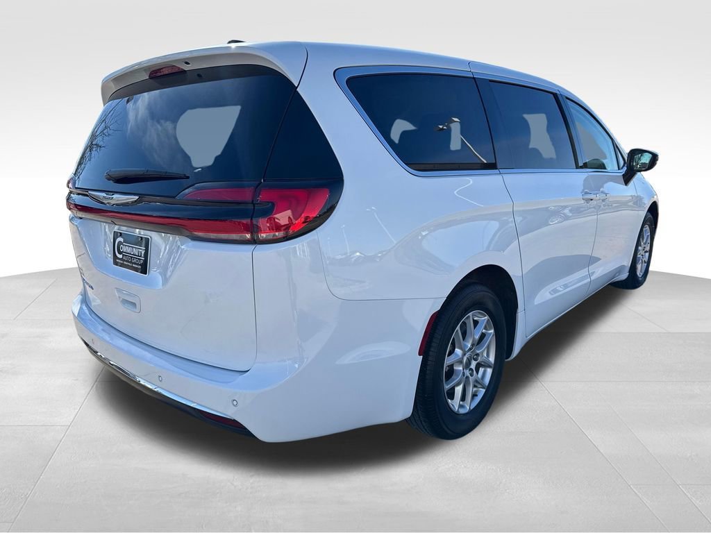 Used 2024 Chrysler Pacifica Touring-L FWD image 5
