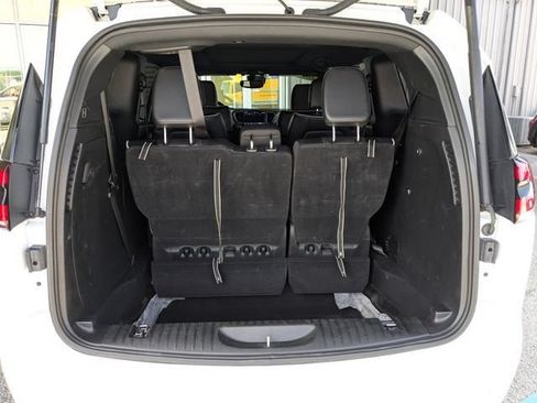 Used 2025 Chrysler Pacifica Limited FWD image 31
