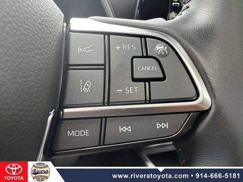 Used 2021 Toyota Highlander XLE AWD/4WD image 37