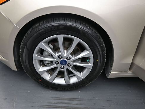 Used 2017 Ford Fusion SE w/ Fusion SE Technology Package FWD image 18