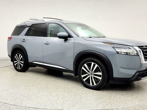 Used 2023 Nissan Pathfinder Platinum image 3
