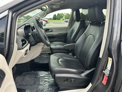 Used 2022 Chrysler Pacifica Touring-L FWD image 9