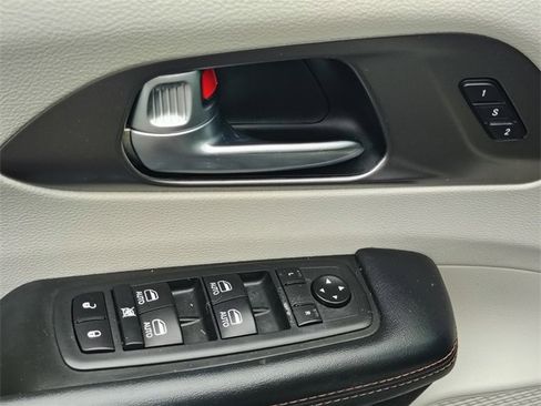 Used 2020 Chrysler Pacifica Touring-L Plus w/ Tire & Wheel Group image 12