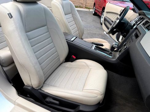 Used 2010 Ford Mustang Convertible RWD image 32