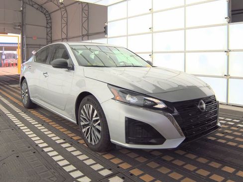 Used 2024 Nissan Altima 2.5 SV image 4