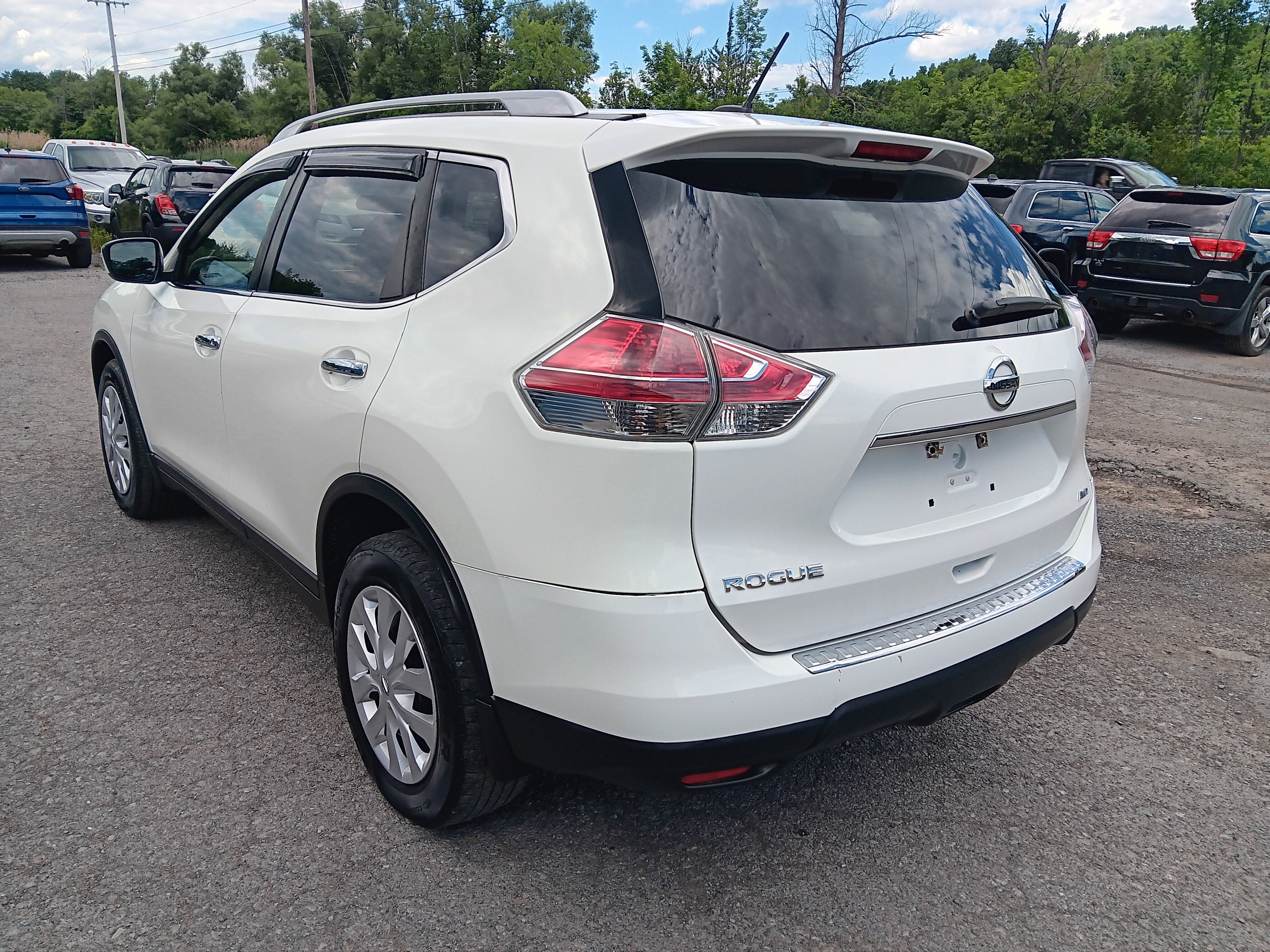 Used 2016 Nissan Rogue S w/ Appearance Package AWD/4WD image 3