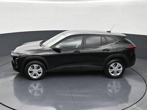 Used 2025 Chevrolet Trax LS FWD image 13
