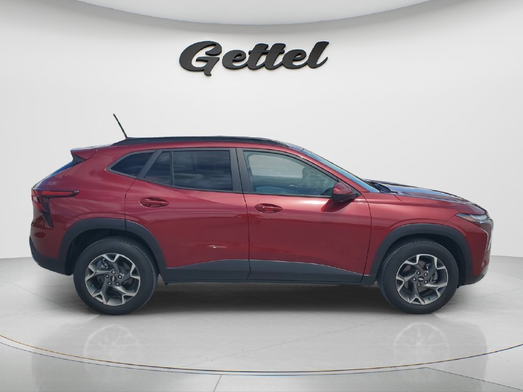 Used 2025 Chevrolet Trax LT w/ Driver Confidence Package FWD image 4