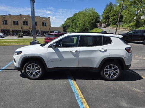 Used 2023 Jeep Compass Latitude AWD/4WD image 4