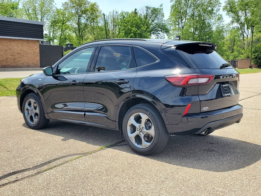Used 2023 Ford Escape ST-Line w/ Tech Pack #1 AWD/4WD image 5