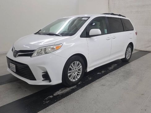Used 2018 Toyota Sienna LE w/ Carpet Mat Package FWD image 5