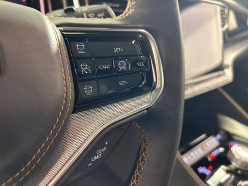 Used 2023 Jeep Grand Wagoneer Series III image 16