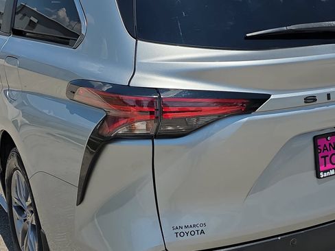 Used 2021 Toyota Sienna XLE FWD image 29