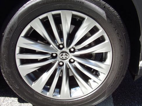 Used 2024 Toyota Highlander AWD image 16