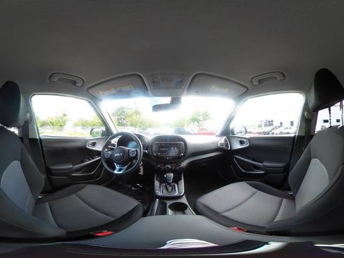 Used 2025 Kia Soul LX w/ LX Technology Package FWD image 40