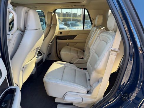 Used 2019 Lincoln Navigator Reserve image 13