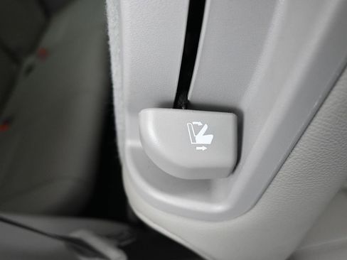 Used 2018 Toyota Highlander LE image 17