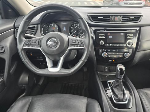 Used 2017 Nissan Rogue SV w/ SV Family Package image 15