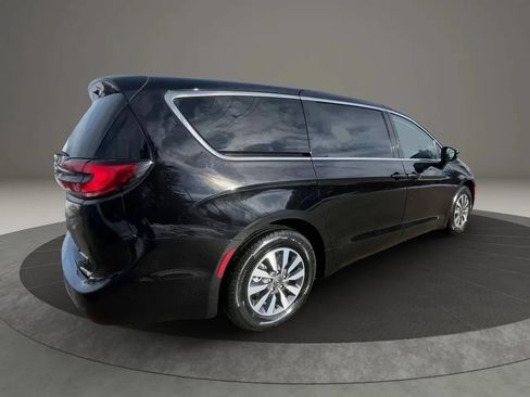 Used 2024 Chrysler Pacifica Limited FWD image 4