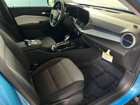 Used 2025 Chevrolet Trax LT w/ Driver Confidence Package FWD image 17