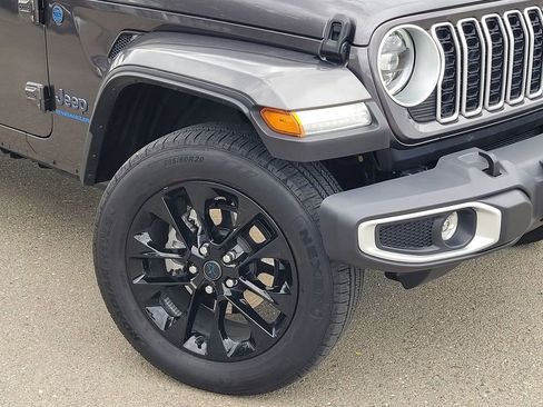 Used 2025 Jeep Wrangler Unlimited Sahara w/ Safety Group AWD/4WD image 9