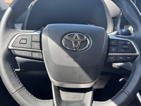 Used 2025 Toyota Highlander LE FWD image 29