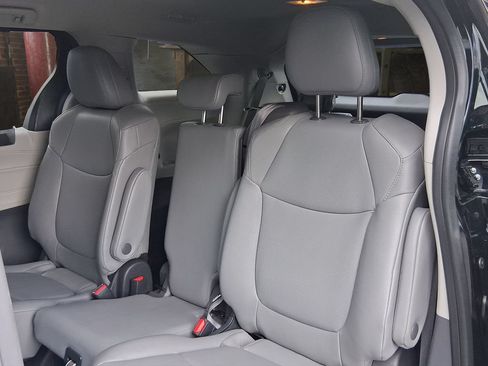 Used 2023 Toyota Sienna XLE FWD image 11