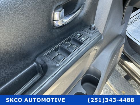 Used 2019 Nissan Titan SV w/ SV Convenience Package AWD/4WD image 22