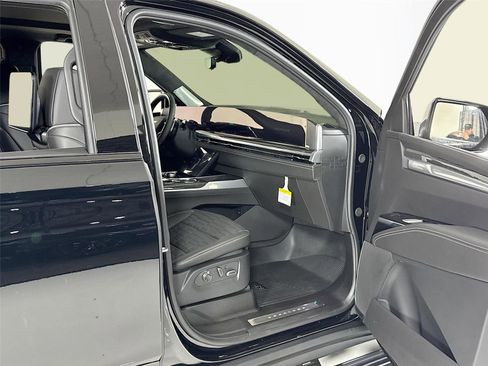 Used 2026 Cadillac Escalade V w/ LPO, ONYX Package image 35