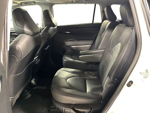 Used 2021 Toyota Highlander XLE AWD/4WD image 5