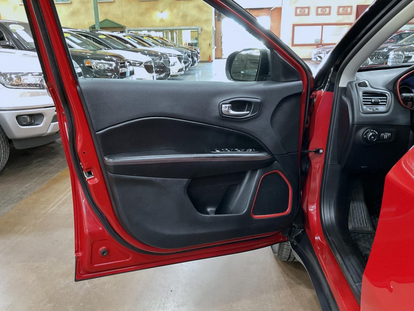 Used 2019 Jeep Compass Trailhawk w/ Cold Weather Group AWD/4WD image 9