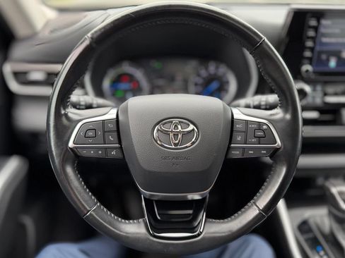 Used 2021 Toyota Highlander XLE AWD/4WD image 11