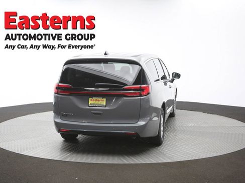 Used 2023 Chrysler Pacifica Touring-L FWD image 41