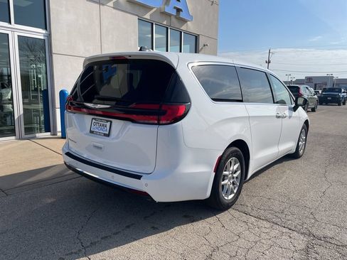Used 2024 Chrysler Pacifica Touring-L FWD image 5