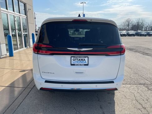 Used 2024 Chrysler Pacifica Touring-L FWD image 6