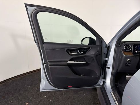 Used 2025 Mercedes-Benz GLC 300 4MATIC w/ AMG Line image 36