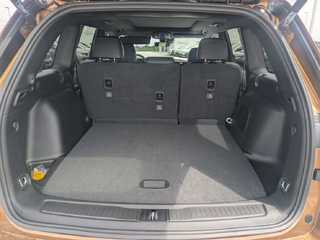 New 2026 Jeep Grand Cherokee Limited w/ Limited Altitude Package AWD/4WD image 13